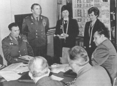 Трижды герой Советского Союза, генерал-полковник И.Н.Кожедуб вручает Г